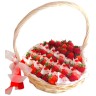 Корзина с сочной клубникой и конфетками Raffaello